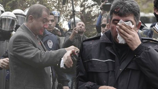 CHP'lilerden boyalı protesto