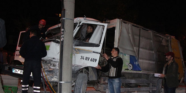 Freni boşalan çöp kamyonu direğe çarparak durabildi