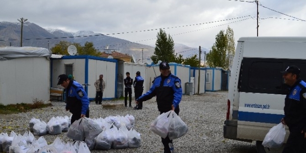 Emniyetten 56 Afgan Ailesine Kıyafet Yardımı