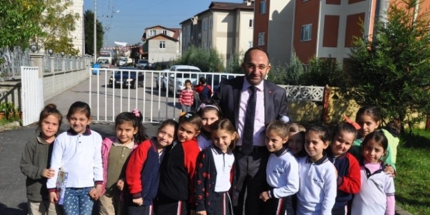 Eşref Uslu Okul Öğrencilerinden Başkan Üzülmez’e Asfalt Teşekkürü