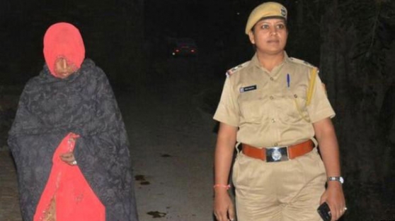 Çırılçıplak soyup eşeğe bindirdiler...