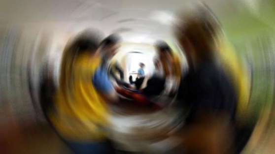 Hasta sedyede yatarken iki doktor...