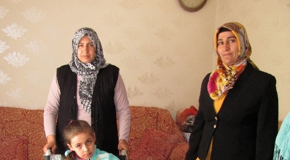 Ak Parti Araban Kadın Kollarından Engelli Çocuğa Tekerlekli Sandalye