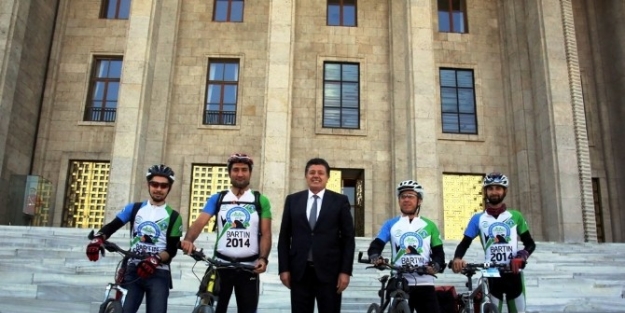 Bisikletle Anıtkabir’e Gittiler