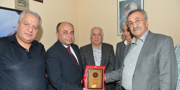 Elazığlılar’dan Başkan Arslan’a Teşekkür Plaketi