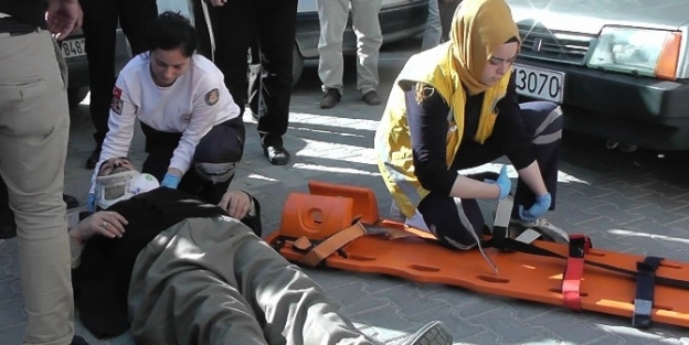 Otomobilin Çarptiği Yaşlı Adım Yaralandı