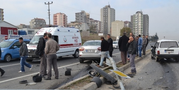 İki Otomobil Çarpişti Sinyalizasyon Direği Yıkıldı