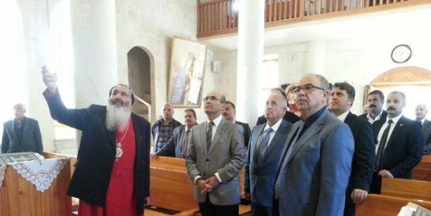 Adıyaman Protokolüne Kilisede Yemek Daveti