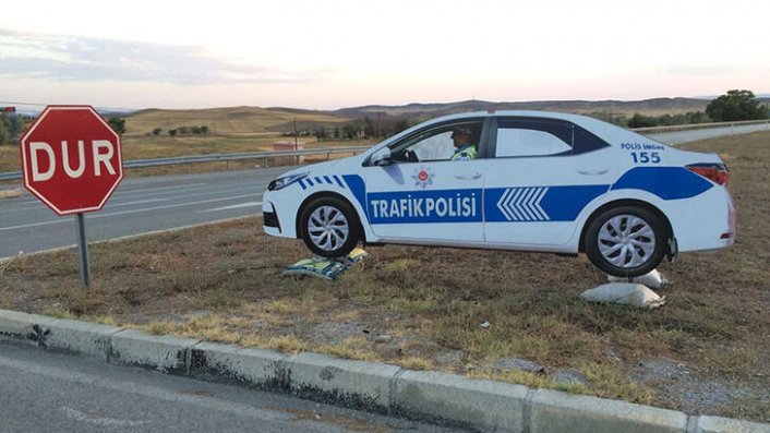 Maket polis aracını gerçek sanıp kaçtılar!