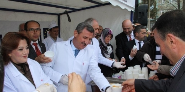 Kütahya Belediyesi Halka Aşure Dağıttı