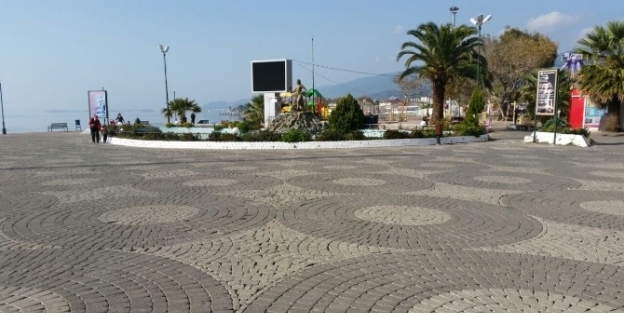 Akçay Sahilindeki Tezgahlar Kaldırıldı