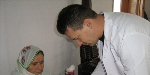Burhaniye’de Doktor Mahallelinin Ayağına Gitti
