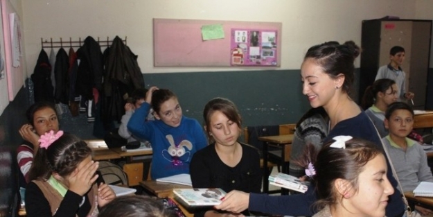 Ayvalık Gençlik Meclisi’nden Köy Öğrencilerine Kitap