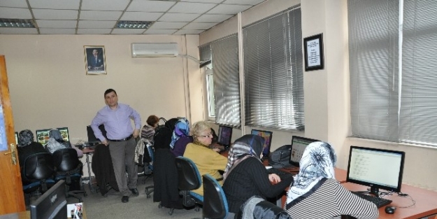 Anneler Bilgisayar Öğrenip, Sosyal Medya İle Tanıştı