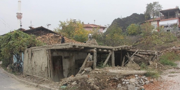 Osmancık Belediyesi Şehri Metruk Yapılardan Temizliyor