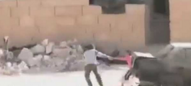 Kız kardeşini kurtarmak için çatışmanın ortasına daldı