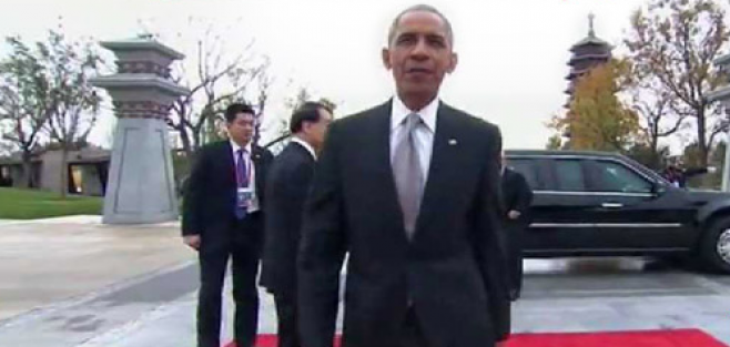 Obama'nın kırmızı halıda sakız çiğnemesi olay oldu