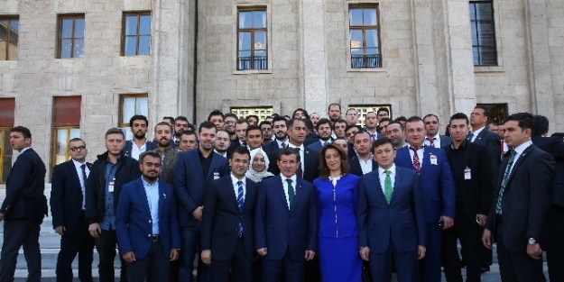 İzmir’in Ak Gençler’i Ankara’ya Çikarma Yaptı