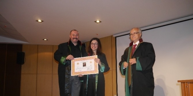 Av. Özge Üstün Cübbe Giydi