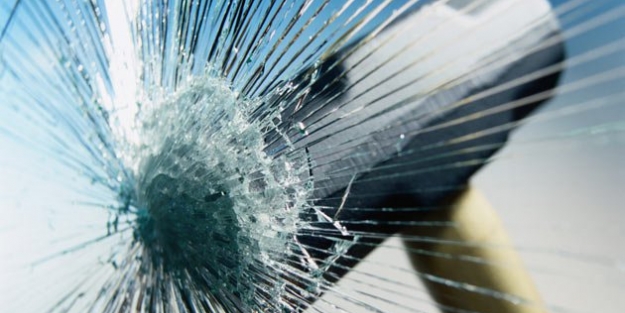 Dedesini para için balyozla öldürdü