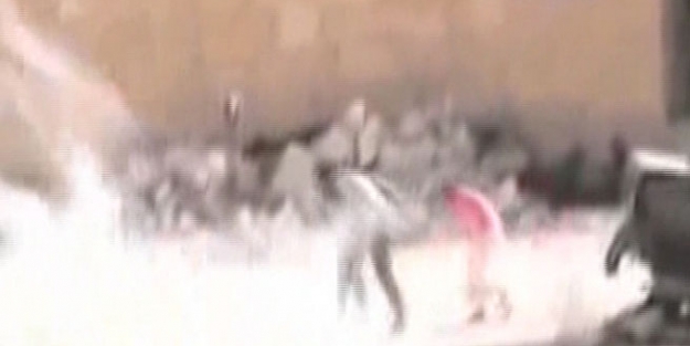 Küçük çocuk kardeşini keskin nişancılardan kurtardı