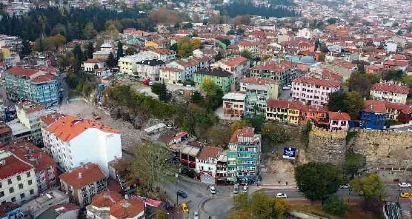 Bursa'da binalar yıkılıyor, tarihi surlar ortaya çıkıyor