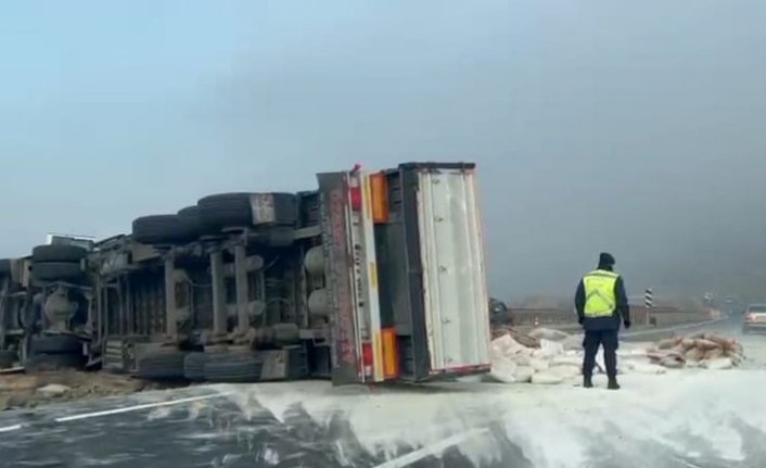 Bursa'da çimento yüklü TIR kontrolden çıktı