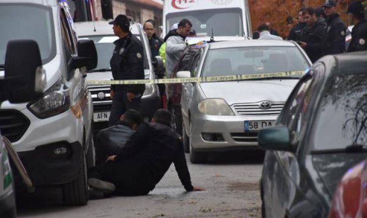 El frenini çekmeyi unuttu, durdurmaya çalıştığı aracı ile otomobil arasında can verdi