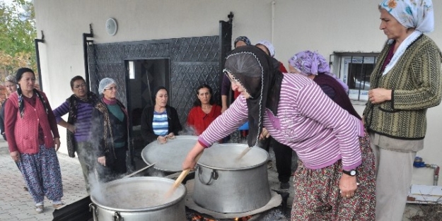 Aliağalı Kadınlardan Aşure Pişirmenin Püf Noktası
