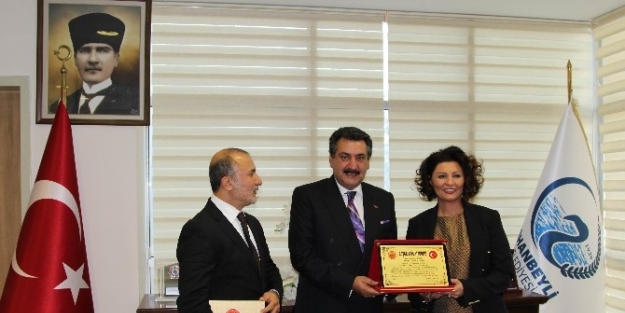 Başkent Platformundan Başkan Kale’ye Plaket