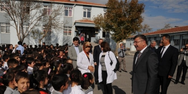 Belediye Başkanı Faruk Akdoğan Öğrencilere Aşure Dağıttı