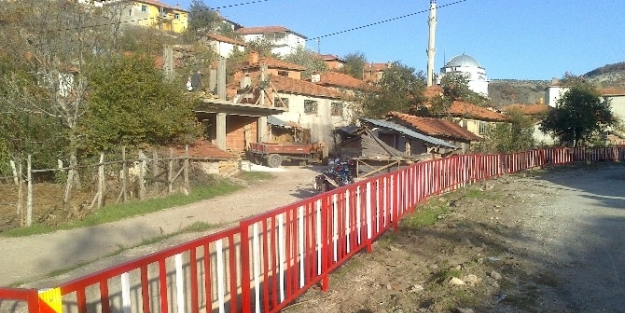 Derelerin Kenarlarına Korkuluk Yapılıyor