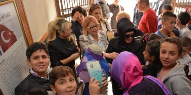 Ak Parti’den “eteklerim Kitap Çaliyor” Kampanyası