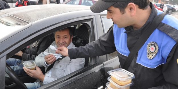Trafik polisleri aşure dağıttı