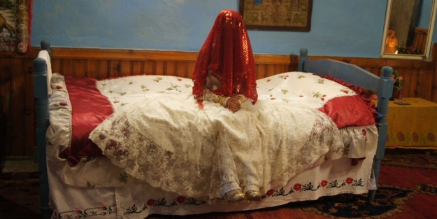 Ölüleri mutlu etmek için çocukları evlendiriyorlar!