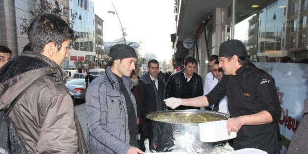 Kılıçoğlu Aşure Dağıttı