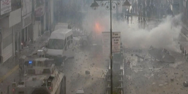 TOMA minibüsü yanan araca sürükledi