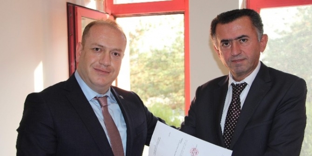 Tuncay Özcan Mazbatasını Aldı