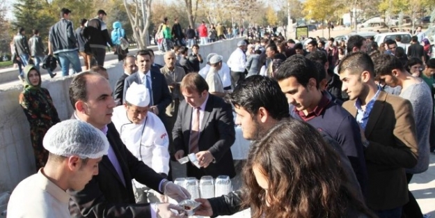 Selçuklu Belediyesi Aşure İkraminda Bulundu