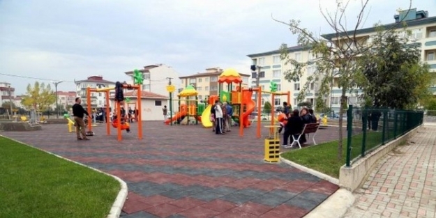 Bandırma’daki Yeni Parklar Çocuklari Sevindiriyor