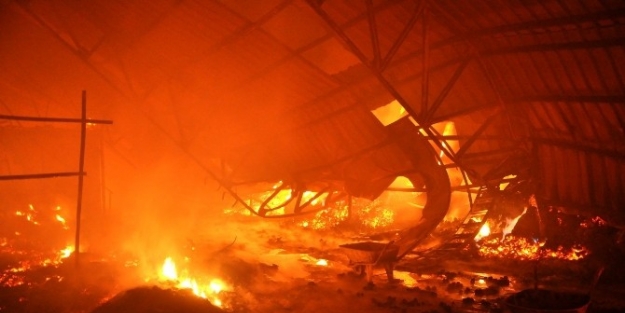 Uşak’ta Kuru Çiçek İmalati Yapan Fabrika Kül Oldu