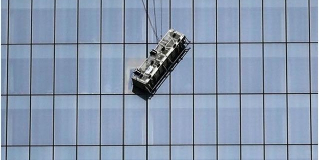 Halat kopunca 68.katta asılı kaldılar!