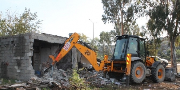 Demre’de Eski Binaların Yıkımı Devam Ediyor