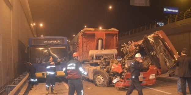 Askeri Otobüsle Tır Çarpişti: 1 Yaralı