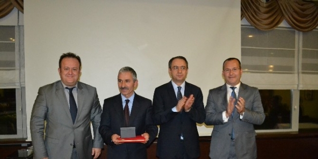 Müdürleri İçin Veda Yemeği Düzenlediler