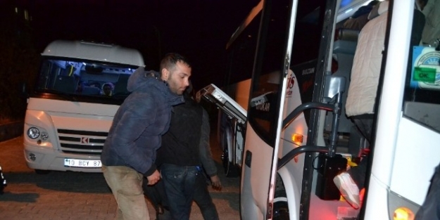 Ayvalık’ta 14 Afganlı Mülteci Yakalandı