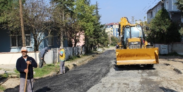 Kızılpınar’da Asfaltlama Çalişmalari Sürüyor