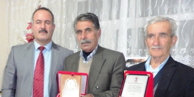 Başkan Gürbüz İki Üyesini Plaketle Ödüllendirdi