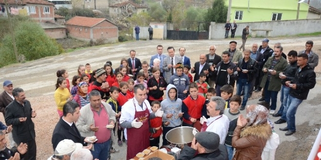 Başkan Kafaoğlu Aşure Dağıttı