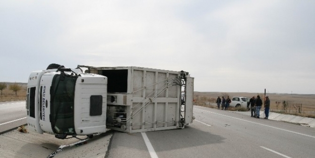 Kulu’da Çöp Kamyonu Devrildi: 1 Yaralı